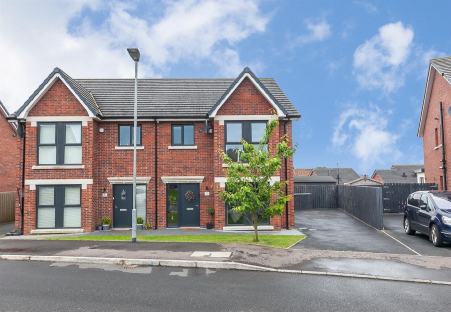 10 Baronsgrange Rise, comber road, carryduff, BT8 8GE