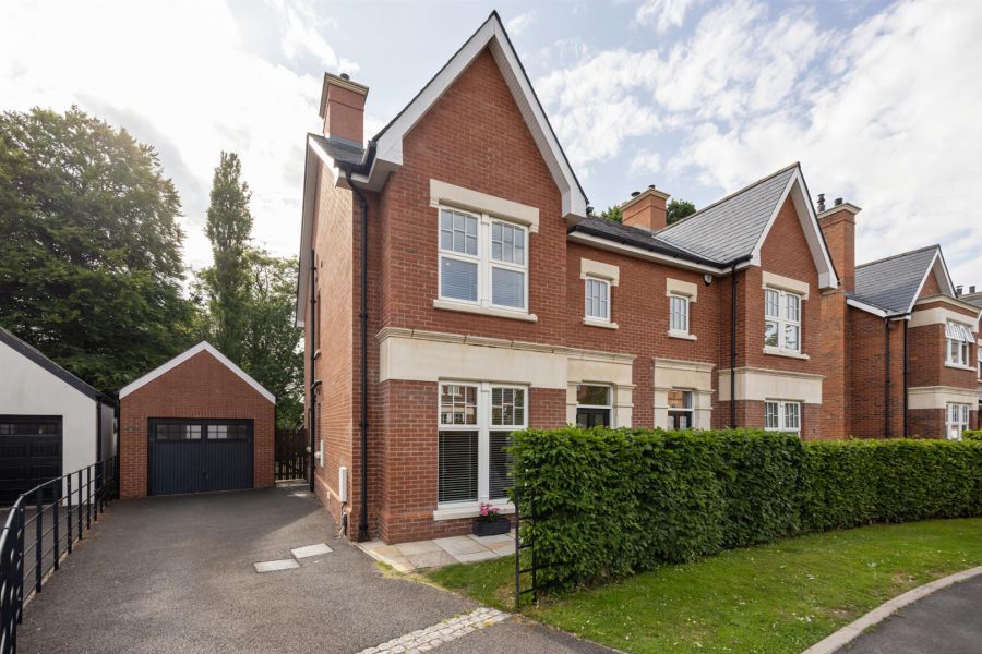 9 Haddo Woods, belvoir park, belfast, BT8 8FS