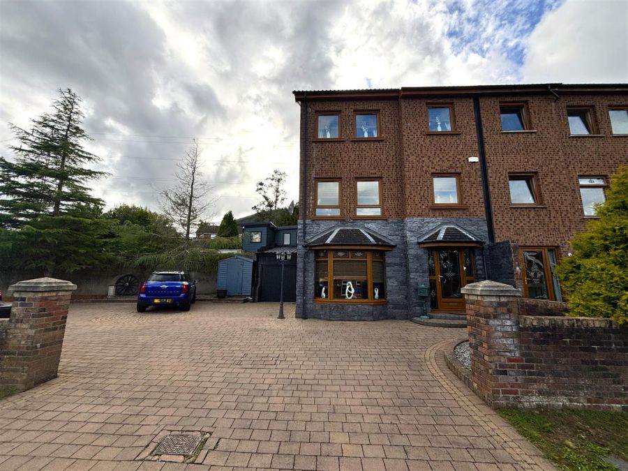 1 Lyndhurst View Close, Ballygomartin, Belfast, BT13 3XD