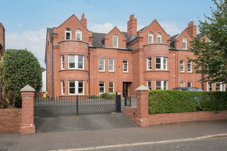 Apt 2 16 Deramore Park, malone road, belfast, BT9 5JU