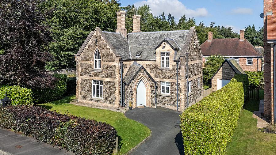 1 Governors Gate, Ballynahinch Road, Royal Hillsborough, BT26 6FE