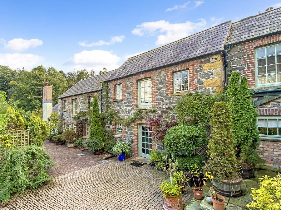 7A The Square, Royal Hillsborough, BT26 6AG